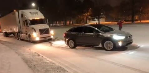 Электромобиль Tesla вытащил из снежного заноса грузовик - ВИДЕО