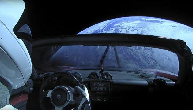 Ілон Маск опублікував відео зі своєю Tesla на орбіті


