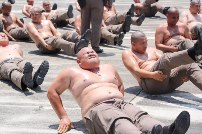 У Таїланді поліцейських відправили до спортивного табору, аби вони схудли
