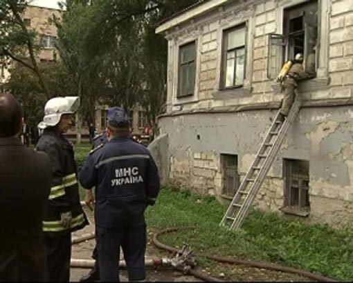 В Луганську знову вибух у житловому будинку: двоє людей опинились у лікарні (відео)