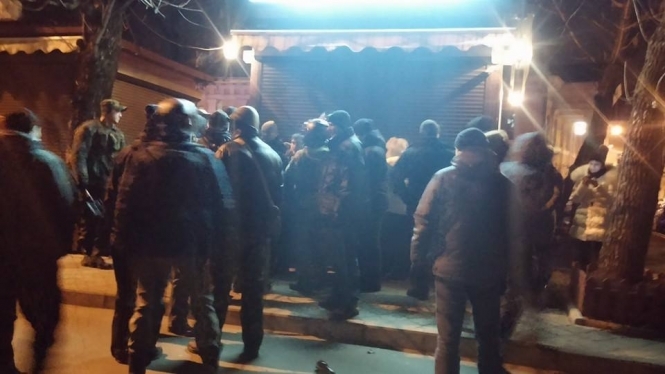 Автобусы с неизвестными людьми собираются на въездах в Киев
