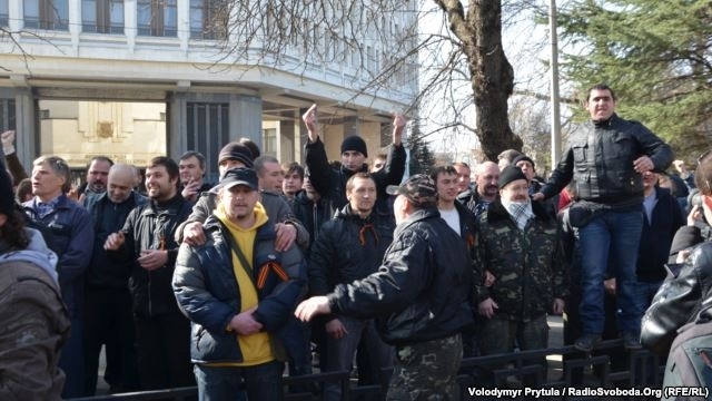 Российские националисты напали на участников митинга против сепаратизма в Крыму