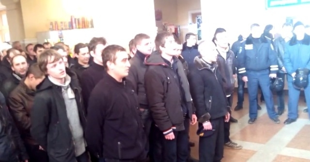 В Смеле титушок учили петь гимн Украины , - видео
