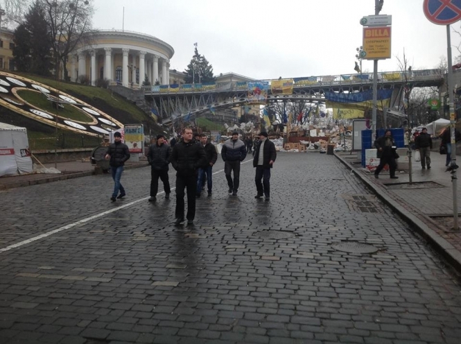 Утром на Майдан зашли более 200 