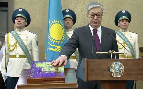 Президент Казахстану під час візиту до москви вимагав від путіна припинити вербувати казахів на війну