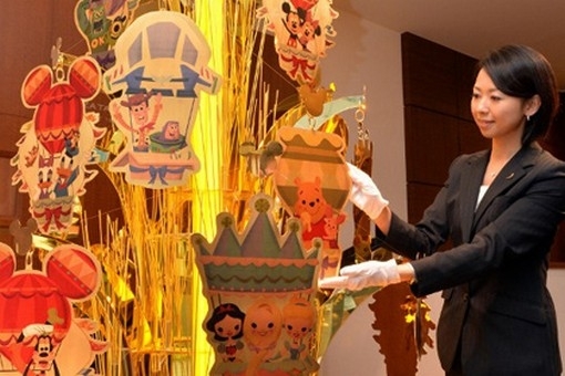 Золотую елку с Микки Маусом и Винни Пухом японцы продают за $5 млн