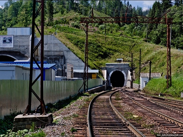 На Львівщині невідомі здійснили напад на залізничний тунель у Карпатах, поранено охоронця