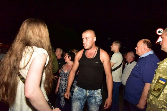 В Торецке местные жители пытались заблокировать украинских военных, - ФОТО