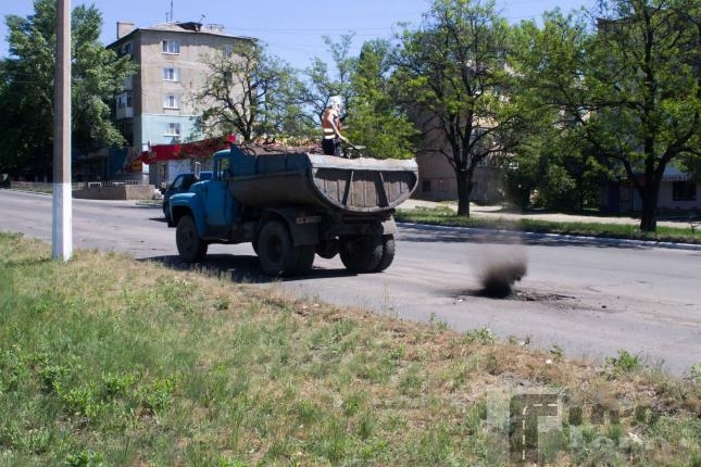 Селяни перекрили дорогу на Буковині: вимагають грошей на її ремонт 