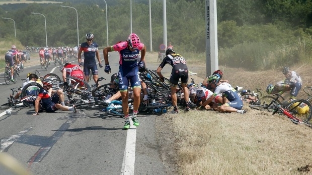 Декілька десятків велосипедистів постраждали в аварії на Tour de France 