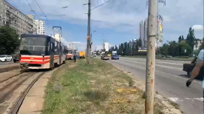 Пенсіонерка дістала травму, вистрибнувши на ходу з київського трамвая, - ВІДЕО
