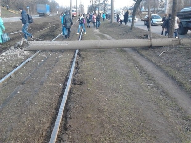 В Харькове трамвай сошел с рельсов, снес столб и врезался в другой