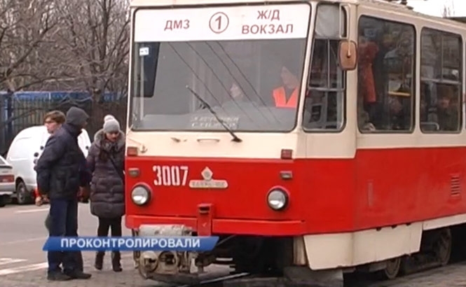 Донецькі контролери-гопники зламали руку пасажирці трамваю (відео)