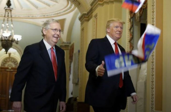У Вашингтоні противник Трампа жбурнув в нього прапорці Росії