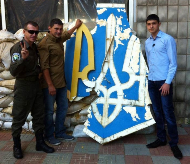 Хлопець із Артемівська місяць переховував герб України, який зірвали терористи із міськради, - фото