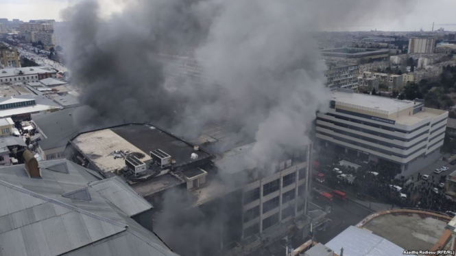Пожар в торговом центре Баку: СМИ сообщают о десяти пострадавших