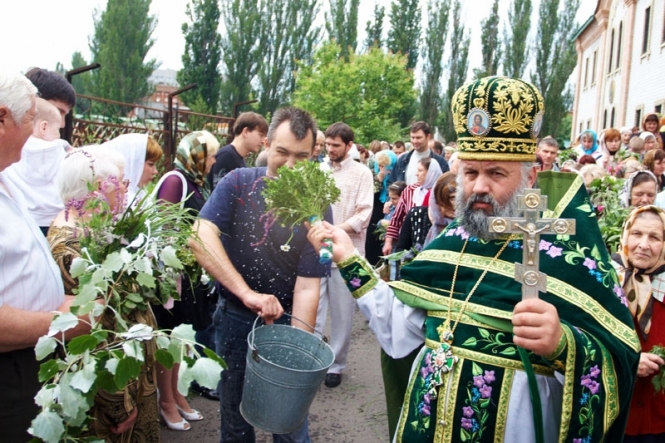 Християни відзначають День Святої Трійці          