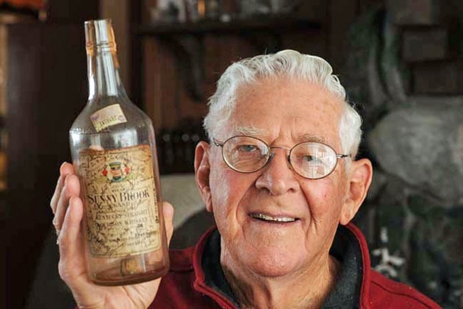 Американець казково розбагатів: він знайшов у себе на горищі 13 пляшок столітнього віскі