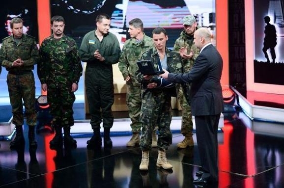 Девять защитников Донецкого аэропорта получили именное оружие от Турчинова