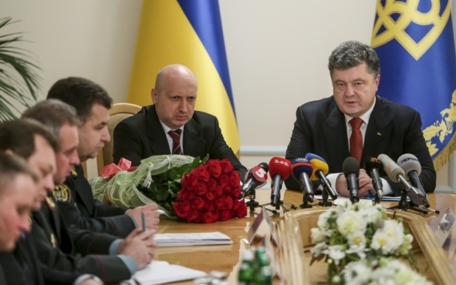 Порошенко ввел в действие решение СНБО относительно мирного урегулирования ситуации на Донбассе