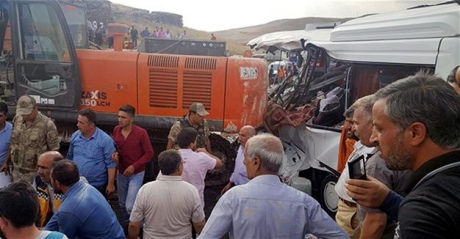 В Турции грузовой кран упал на микроавтобус, 7 погибших, 11 раненых