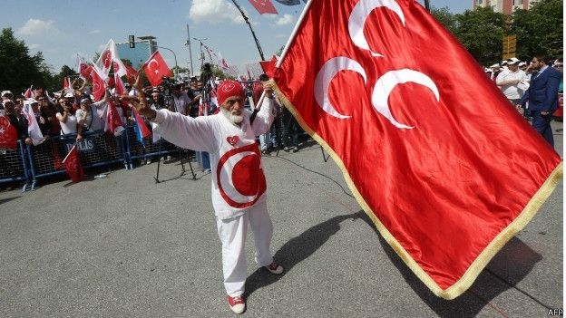 На парламентських виборах у Туреччині правляча партія набирає більше 50% голосів
