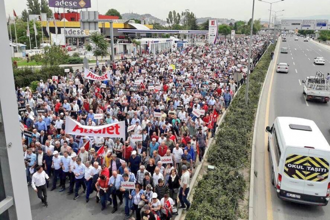 Тисячі турків дійшли з Анкари до Стамбулу в 