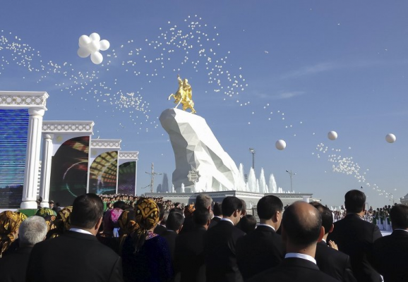 Президент Туркменистана установил себе 21-метровый памятник