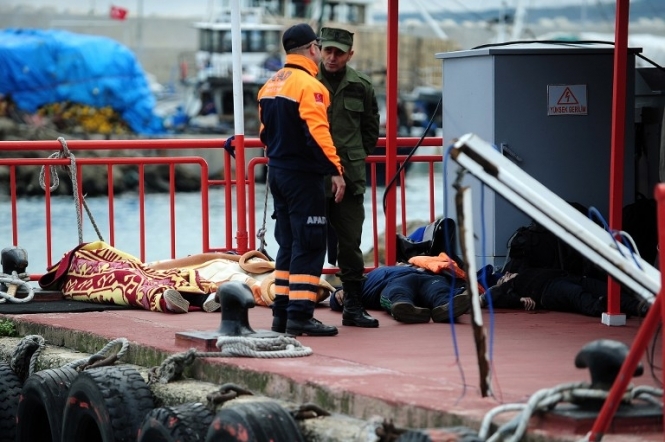 У берегов Турции затонуло судно с нелегалами: есть погибшие