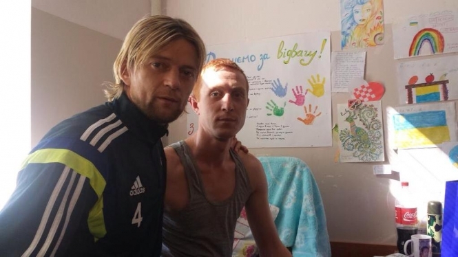 Тимощук и компания проведали украинских бойцов в столичном госпитале, - видео