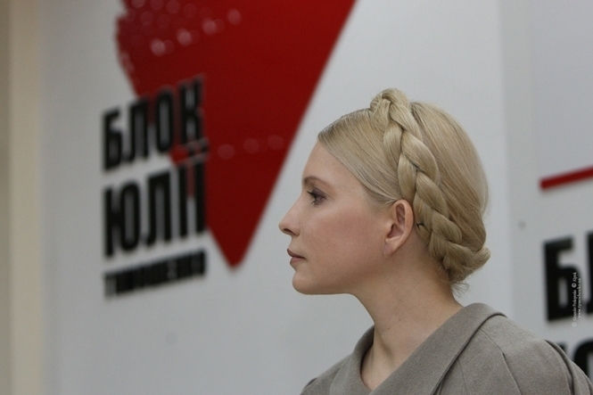 Тимошенко розляглася посеред лікарняного коридору
