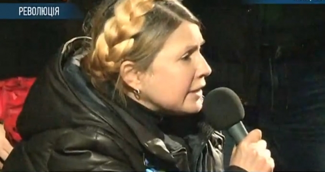 Тимошенко піднімається на сцену Майдану: 