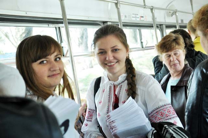 Львівські студенти захищають українську мову в трамваях