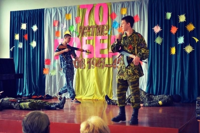 В школе Донецка организовали спектакль, где ученики показывали как убивать украинских солдат, - фото