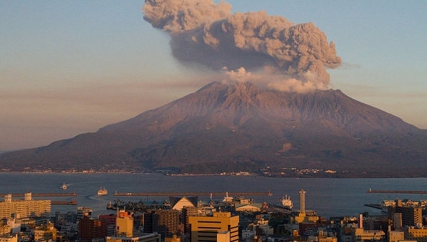 Вулкан Сакурадзіма у Японії викинув стовп диму висотою 5 тис метрів
