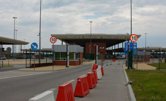 Польские пограничники закрывают пешеходный переход границы в Угринове