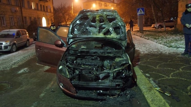 В Ужгороді депутату, який бере участь у Євромайдані, спалили авто