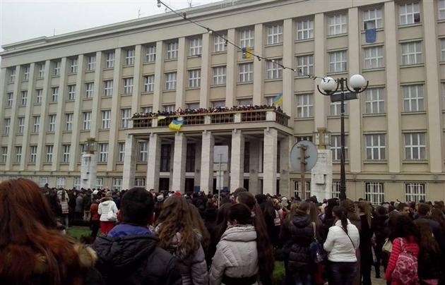 Протесты добрались до Закарпатья: активисты захватили ОГА, – фото