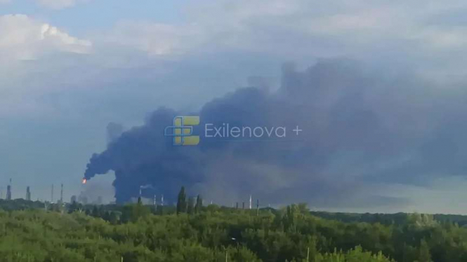 Один із найбільших нафтопереробних комплексів рф повністю зупинився після атаки безпілотників – Reuters