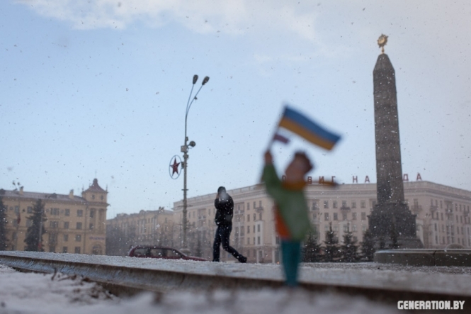 Як Білорусь бачить Україну: паперові інсталяції про кризу в Криму