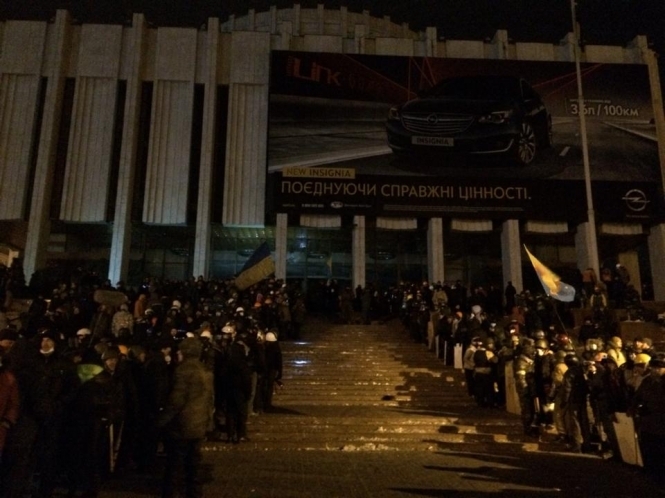 Милиционеры начали выходить из Украинского дома