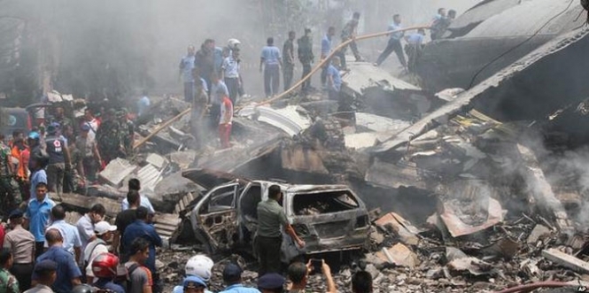 Власти Индонезии назвали вероятную причину падения самолета на отель