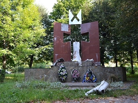 В Україні триває війна пам’ятників, на Донбасі противників незалежності більше, ніж прихильників, а в’язнів хочуть випустити в інтернет
