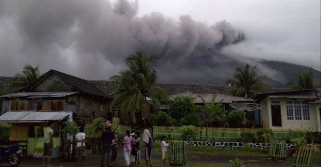 Влада Індонезії евакуює мешканців через виверження смертоносного вулкану