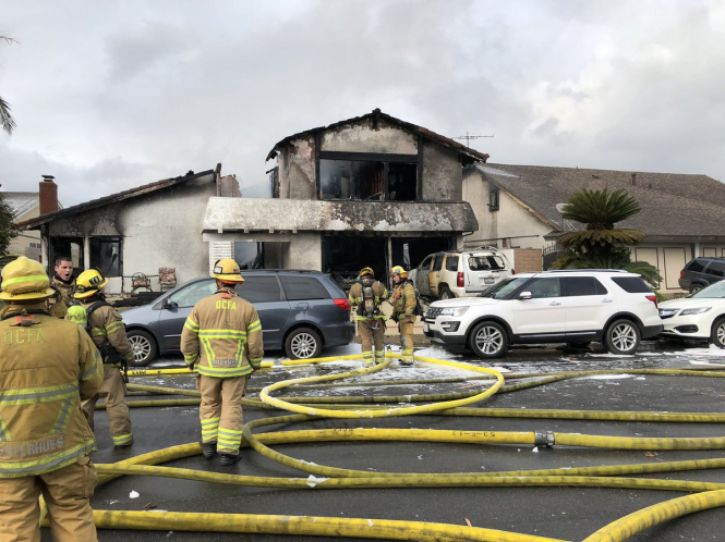 Пять человек погибли из-за падения самолета на жилой дом в Калифорнии