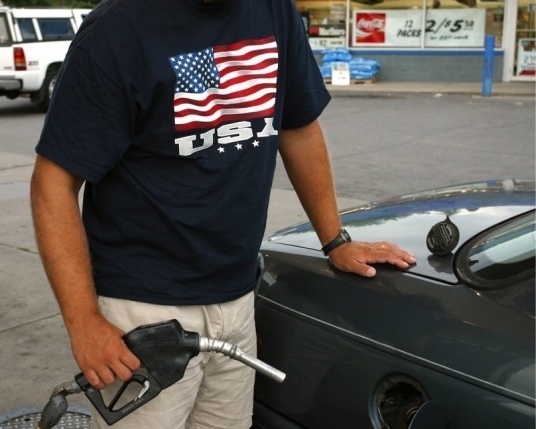 В США бензин подешевел до рекордных трех гривен за литр