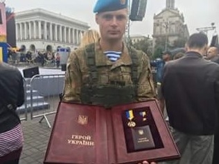 Порошенко присвоил звание Героя Украины четырем военным