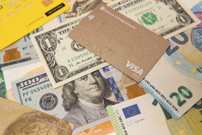 НБУ дозволив банкам продавати населенню більше валюти