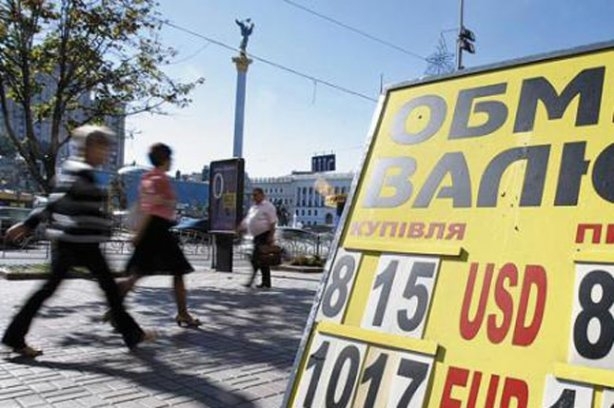 Накануне новогодних праздников украинцы начнут обменивать доллары на гривны, - банкиры