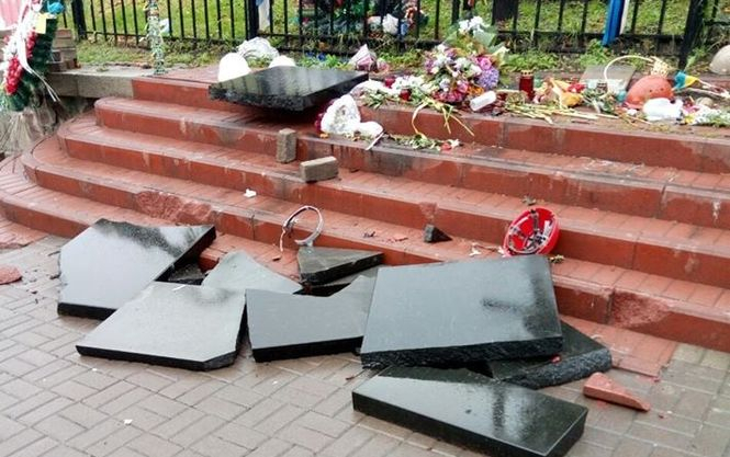 Мужчину, который разбил памятник Героям Небесной сотни, арестовали на два месяца